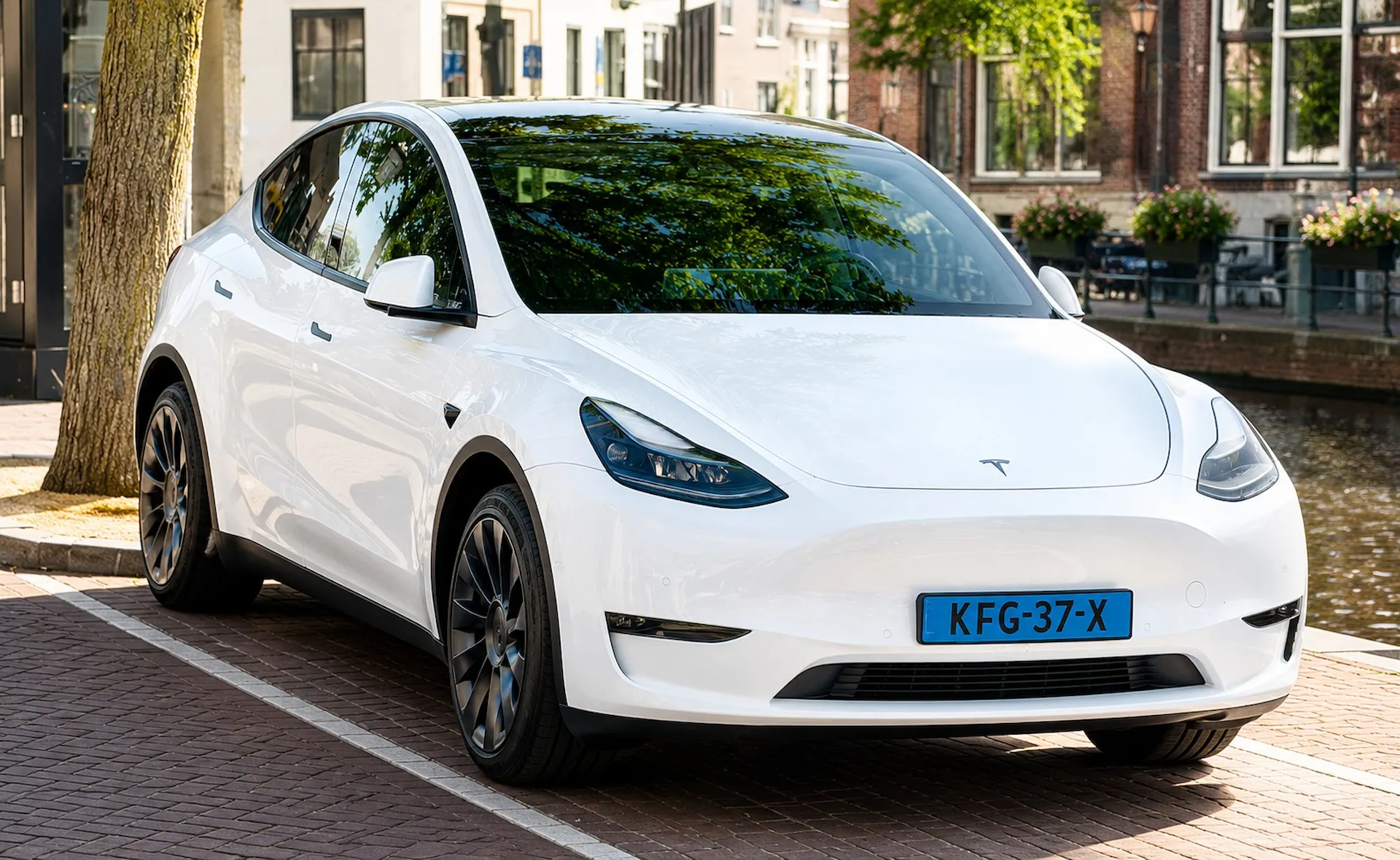 Witte Tesla taxi van Taxi Drechterland geparkeerd in een Nederlandse stad